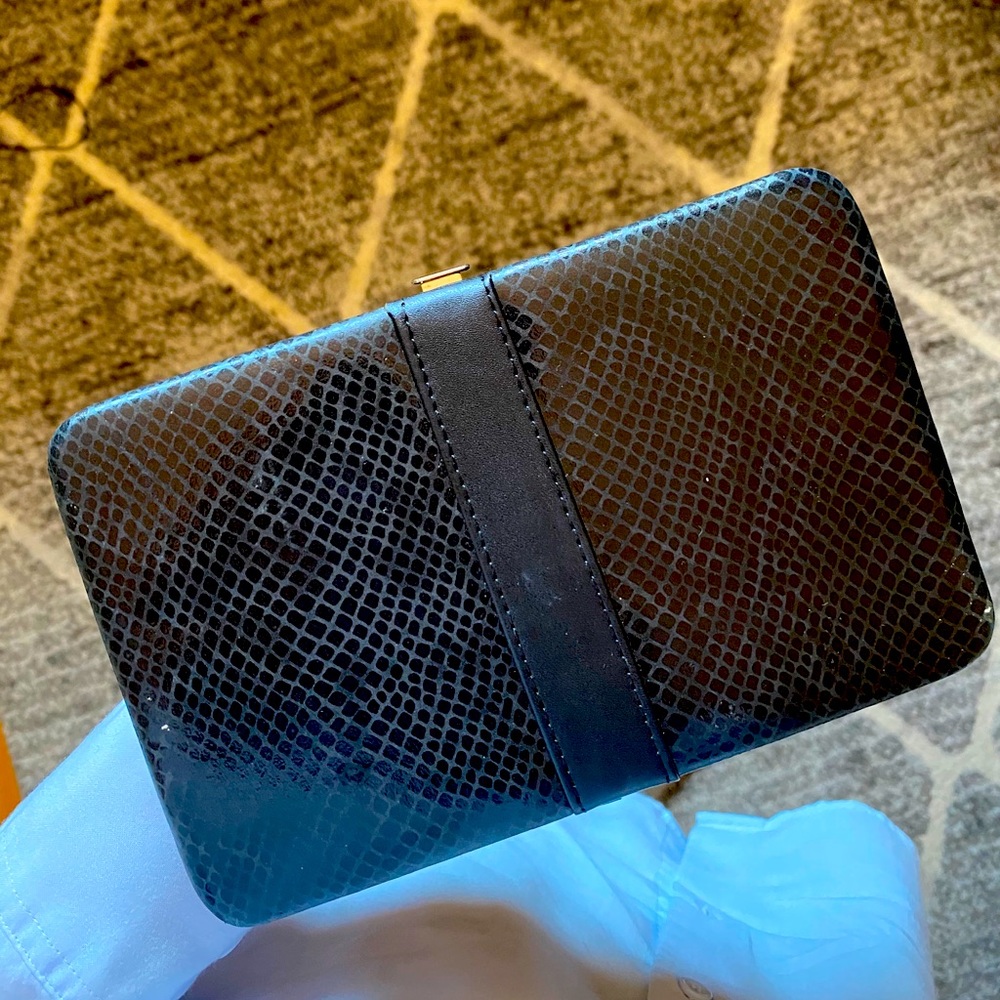 🛍2/$30 - Black clutch